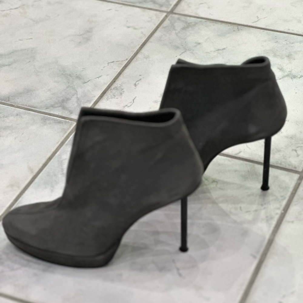 STUART WEITZMAN